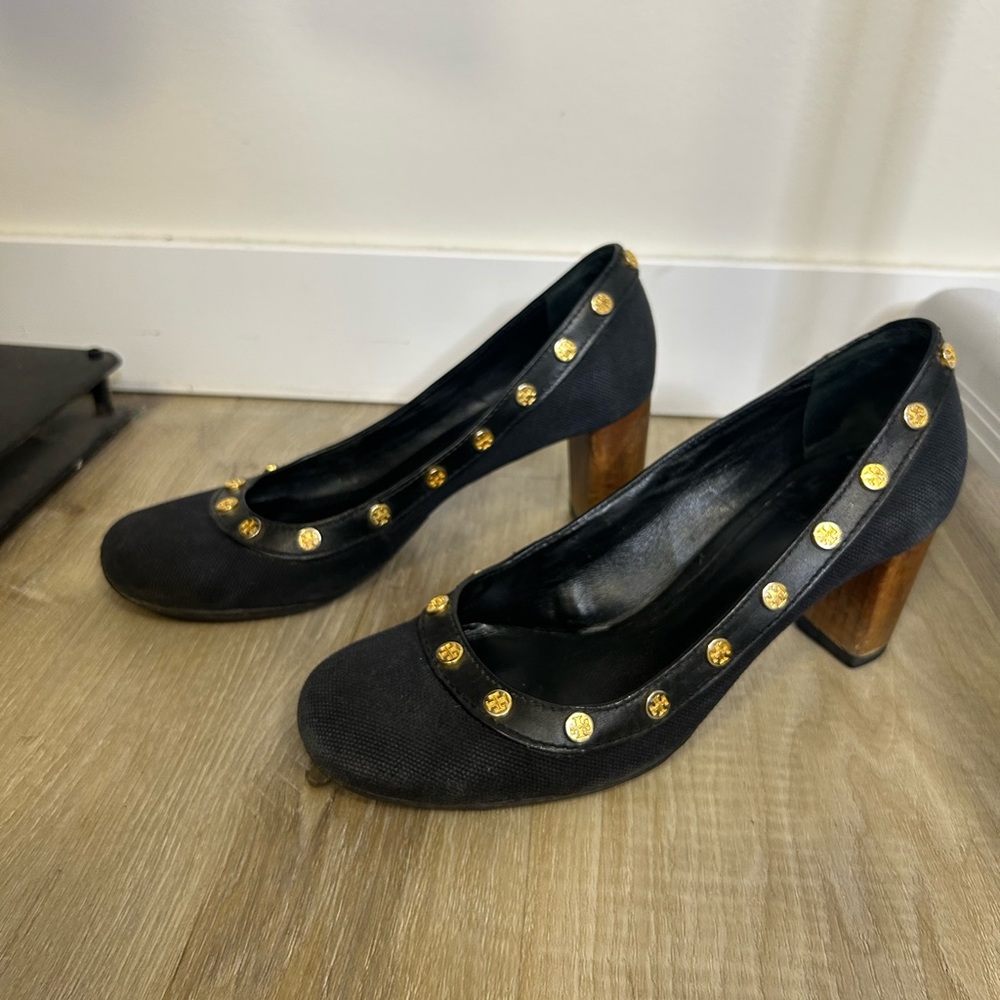 ◾️Tory Burch Reva Logo Studded Wooden Block Heels Pump Leather Sole